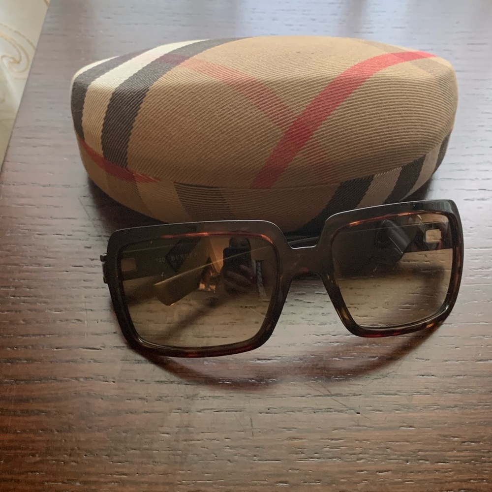 Sold⭐️Burberry Sunglasses - Picture 5 of 5
